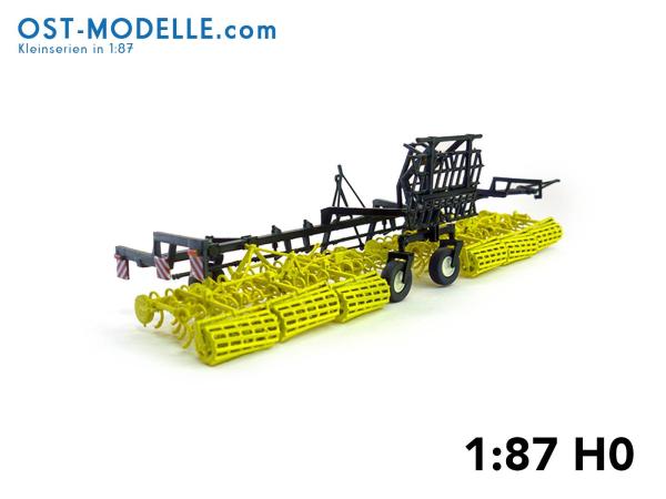 Koppelwagen T890 A01 Bodenbearbeitung 2 Feingrubber B231 Transportstellung gelb